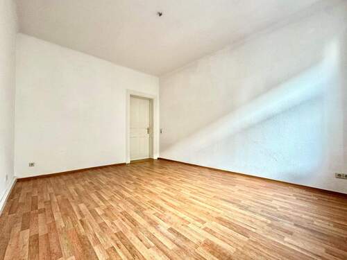 Großzügiges Wohnzimmer - 