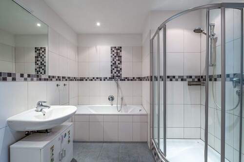 Bad mit Wanne und Dusche - 