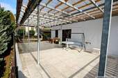 EG Große überdachte Terrasse mit Zugang zum Garten - 