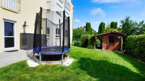 Auch seitlich am Haus viel Platz und Gartenhaus - 