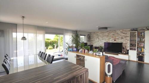 Bodentiefe Fenster zur Terrasse und Garten hin - 4 Zimmer Etagenwohnung in Friedrichshafen