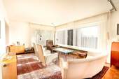 Das mit Licht durchflutete Wohnzimmer im EG - 
