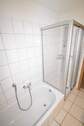 Bad mit Dusche und Wanne - 