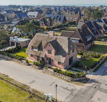 Neubauhausteil unter Reet - 3.195.000,00&nbsp;EUR Kaufpreis, ca.&nbsp; 167,00&nbsp;m&sup2;&nbsp;Wohnfl&auml;che in Wenningstedt-Braderup (Sylt) (PLZ: 25996)