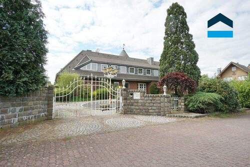 Zufahrt - 9 Zimmer Mehrfamilienhaus, Wohnhaus zum Kaufen in Issum