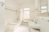 Großes Tageslichtbad mit Badewanne und Waschmaschinenanschluss - 
