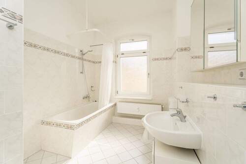 Großes Tageslichtbad mit Badewanne und Waschmaschinenanschluss - 