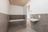 Badezimmer mit Badewanne - 