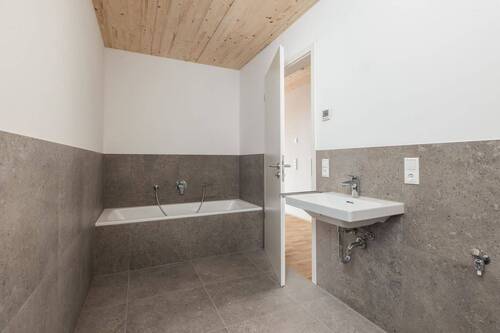 Badezimmer mit Badewanne - 