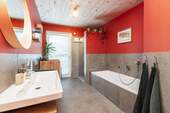 Musterbild Tageslichtbad mit bodengleicher Dusche - 3 Zimmer Etagenwohnung zum Kaufen in Pentling
