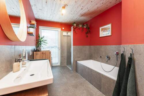 Musterbild Tageslichtbad mit bodengleicher Dusche - 3 Zimmer Etagenwohnung zum Kaufen in Pentling