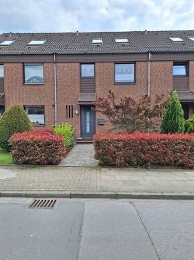 Vordere Hausansicht - Familientraum in ruhiger Lage - 429.000,00&nbsp;EUR Kaufpreis, ca.&nbsp; 136,00&nbsp;m&sup2;&nbsp;Wohnfl&auml;che
