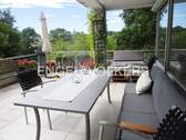 Sonniger Balkon mit Blick in den Garten - 