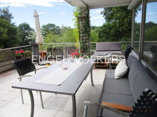 Sonniger Balkon mit Blick in den Garten - 