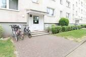 Hauseingang - Sicher vermietete 2-Zi.-Wohnung mit Balkon in Parchim