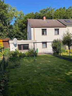 Hausansicht Gartenseite - VERMITTELT........Mach was draus... Haus in toller Lage !