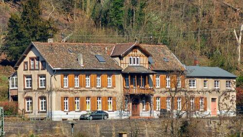 20260320_124513.jpg - Großes Gründerzeithaus in Südlage mit eigenem Waldareal