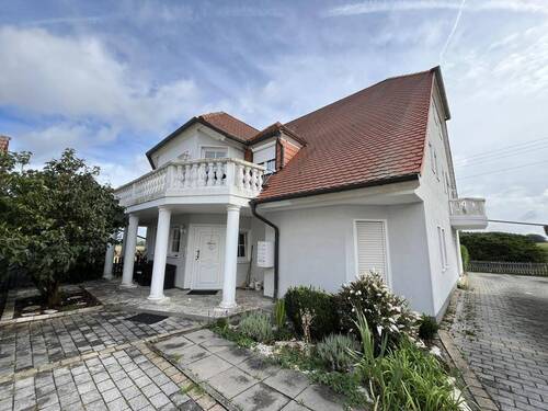 Hausansicht - Erdgeschosswohnung mit Terrasse, Garten & 2 Stellplätzen in ruhiger Lage