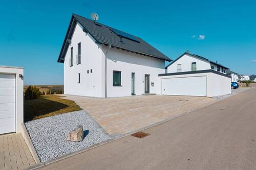 Objektansicht mit Garage - 