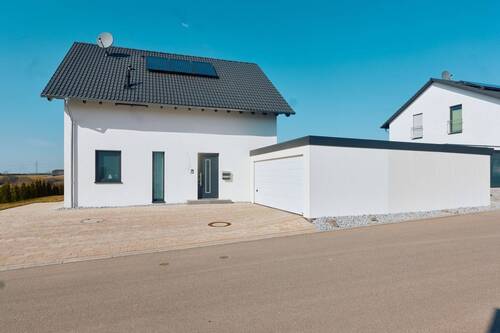 Objektansicht mit Garage - 