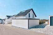 Objektansicht mit Garage - 