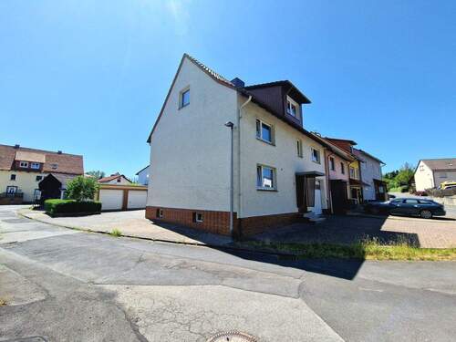 Seitenansicht mit Vorplatz - Einfamilienhaus mit 231,00 m&sup2; in Hessisch Lichtenau / Walburg zum Kaufen