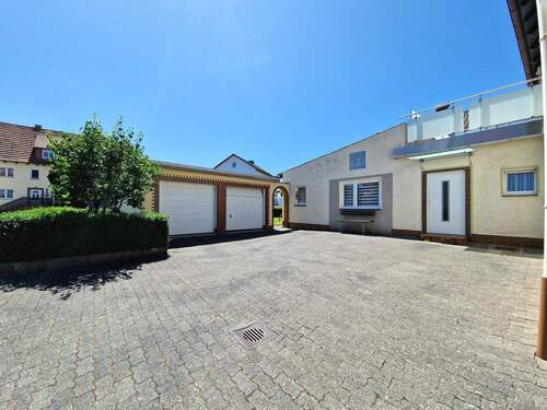 Hof mit Doppelgarage - 