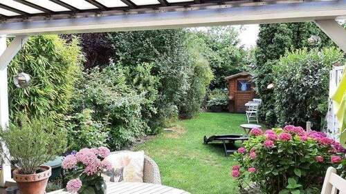 Blick in den schönen Garten - Top gepflegtes Niedrigenergie-Haus für die große Familie !