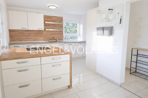 Einbauküche mit Kochinsel - 4 Zimmer Einfamilienhaus zum Kaufen in Gomaringen