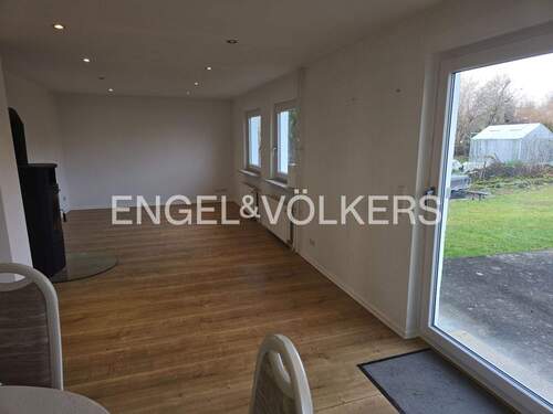 Wohnzimmer mit Ausgang zur Terrasse - 4 Zimmer Einfamilienhaus in Gomaringen