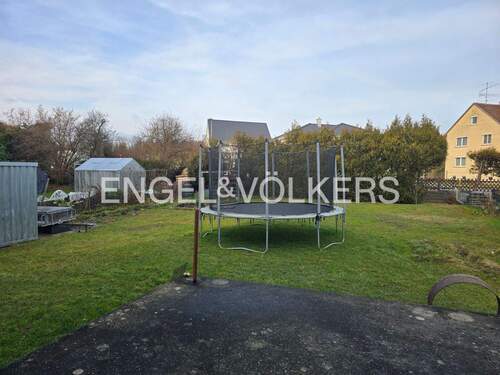 Blick auf Garten von Terrasse - 