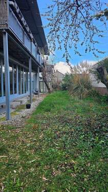Teilansicht Garten (2).jpg - Lichtdurchflutetes Zweifamilienhaus in ruhiger Lage !
