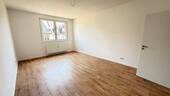 Helles Wohnzimmer mit Laminat - Moderne, bezugsfreie 3-Zimmer-Wohnung mit Balkon in Frankfurt am Main