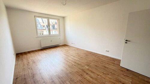 Helles Wohnzimmer mit Laminat - Moderne, bezugsfreie 3-Zimmer-Wohnung mit Balkon in Frankfurt am Main