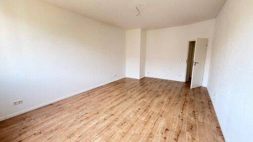 Großzügiges Zimmer mit Laminatboden - 3 Zimmer Etagenwohnung zur Miete in Frankfurt am Main