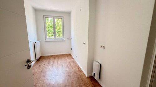 Schmales Zimmer mit Fenster - 3 Zimmer Etagenwohnung in Frankfurt am Main