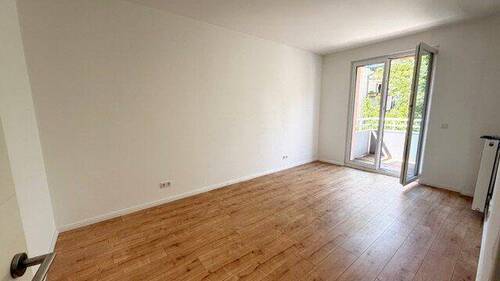 Wohnraum mit Balkonzugang - Etagenwohnung mit 80,00 m&sup2; in Frankfurt am Main zur Miete