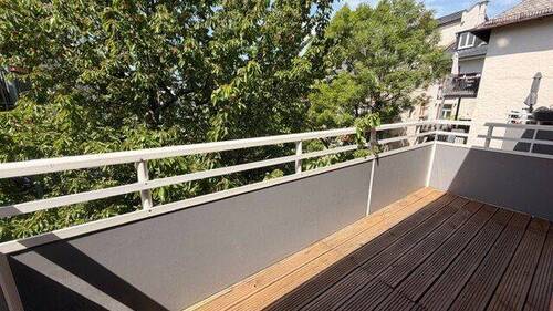 Sonniger Balkon im Grünen - 