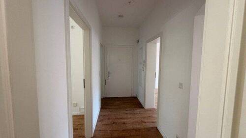 Flur mit Laminatboden - 