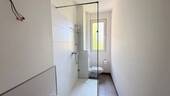 Modernes Duschbad mit Fenster - 
