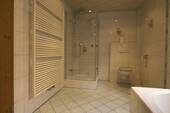 Badezimmer im 1. Obegeschoss Bild 3 - 