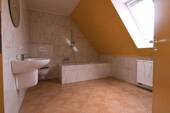 Badezimmer im Dachgeschoss Bild 1 - 