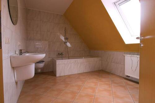 Badezimmer im Dachgeschoss Bild 1 - 