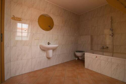 Badezimmer Bild 2 im Dachgeschoss - 