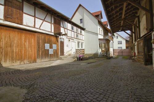 Rückseite vom Wohnhaus mit Nebengebäuden - 9 Zimmer Einfamilienhaus zum Kaufen in Stadtlauringen