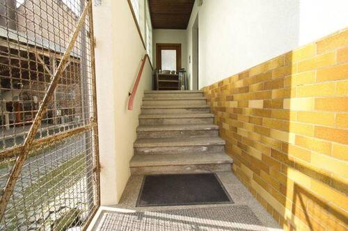 Einer Zugänge zum Wohnhaus - 9 Zimmer Einfamilienhaus in Stadtlauringen