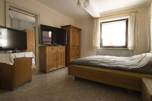 Schlafzimmer im Erdgeschoss mit Zugang zum Nebenzi - 