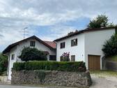 Westeingang mit Garage und Stellplätzen - 
