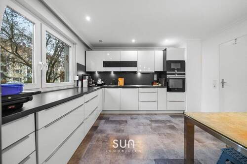 MODERNE KÜCHE - EXKLUSIVES 5 ZIMMER WOHNUNG MIT TRAUMHAFTEM GARTEN - Ihr neues Zuhause in Frankfurt