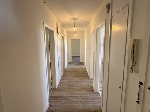 Flur - Etagenwohnung mit 84,20 m&sup2; in Wedel zur Miete